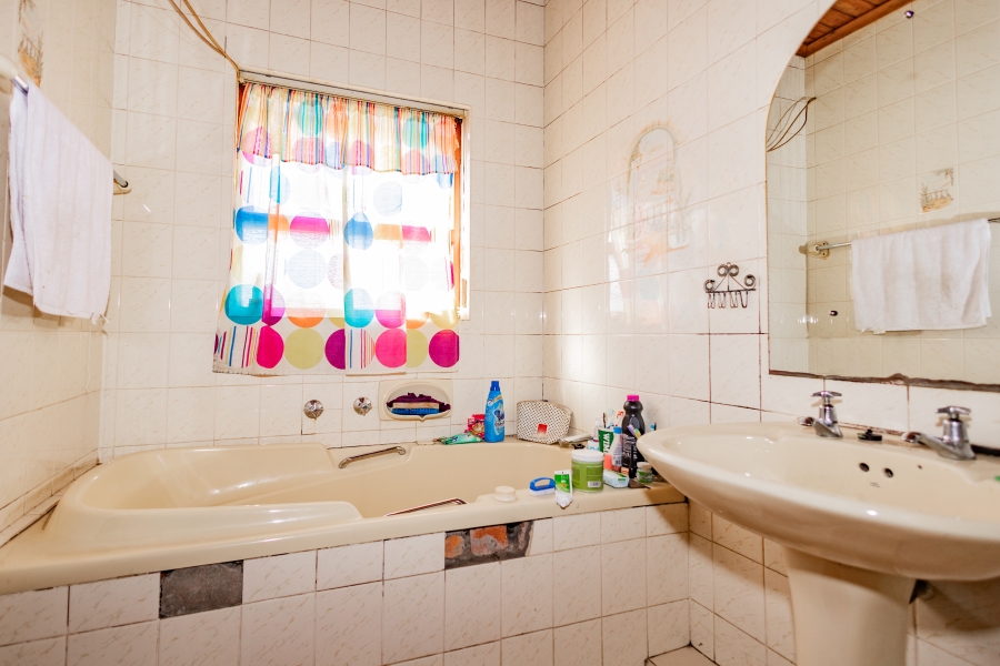 4 Bedroom Property for Sale in Avondale Western Cape